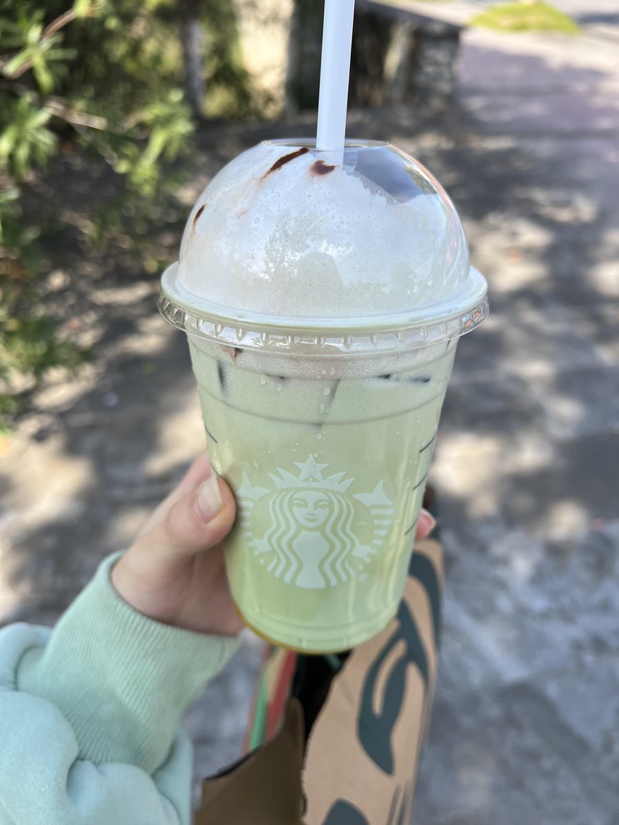 KfteK's tweet image. The sun is shining, and green tea smoothie accompanies the leisure time in the afternoon. 🍵✨