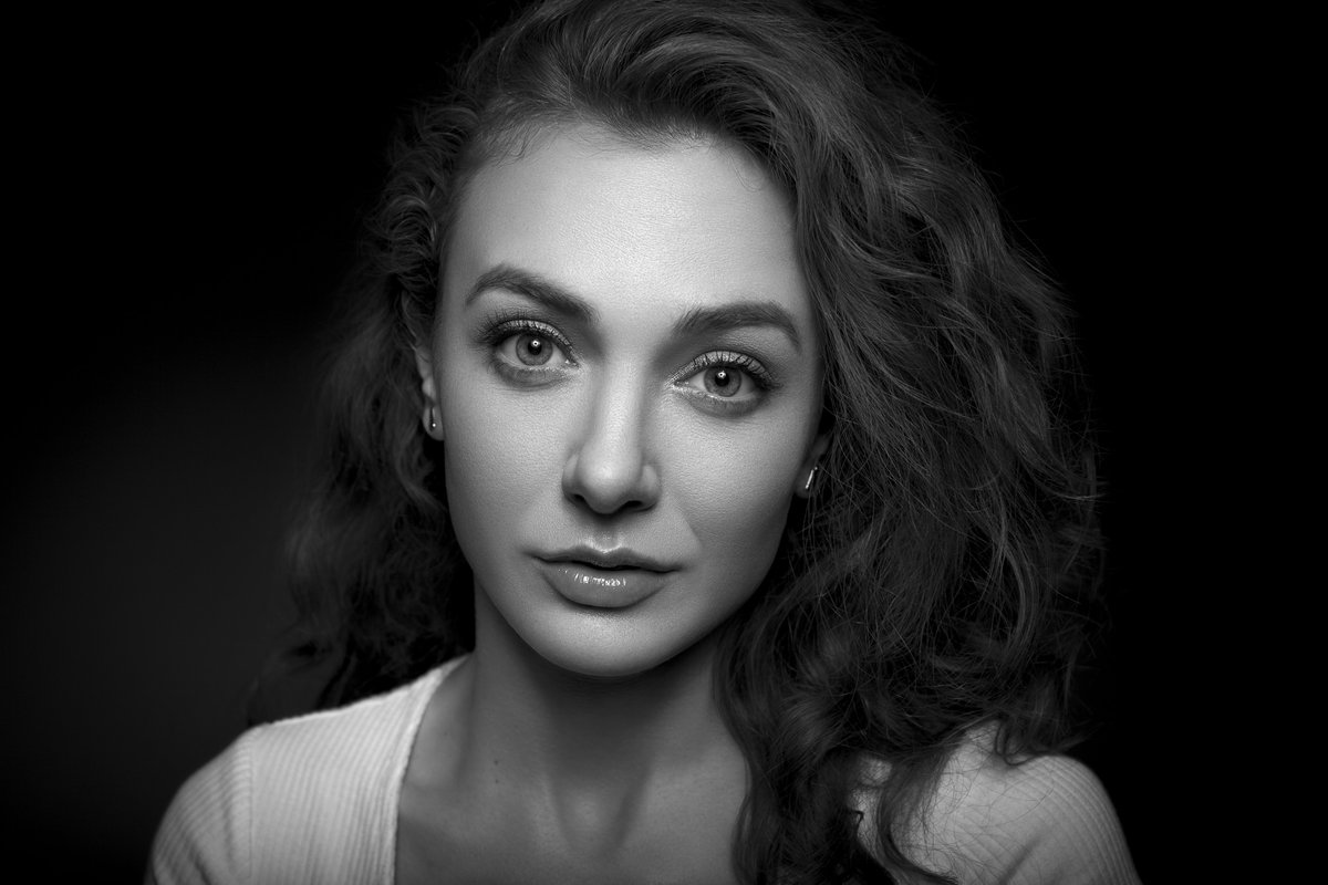 siciliano_david's tweet photo. Model Morgan 50mm lens test. f/5.6, ISO 50, Canon 5D MK II. One light, beauty dish with honeycomb grid #omaha #caniglia #portraitphotography #portraits #omaha #midwestmodel #modeling #model #blackandwhitephotography #eyecontact #portrait https://t.co/PeKm3Rq9lu
