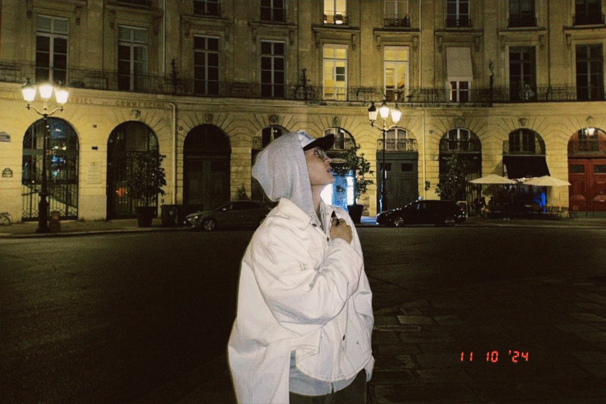 Ieemarkees's tweet photo. mark lee in paris https://t.co/tIIKNHlFju
