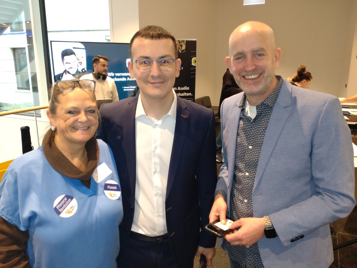 Der Deutsche Journalisten Verband <a href="/djv/">djv</a> feiert den 75. Geburtstag in #Ingolstadt. Die Vorsitzende des <a href="/DJV_Nord/">DJV Nord</a> <a href="/mfriedt_hh/">Marina Friedt</a> und Björn Staschen <a href="/ndr/">NDR.de</a> nehmen den Ehrengast vom Ukrainischen Verband Sergiy #Tomilenko in die Mitte. Alle Gäste applaudierten ihm stehend. 🇺🇦🇪🇺🇩🇪 #DJV75