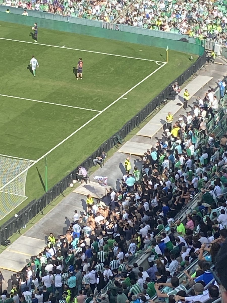 Muy mal ⁦<a href="/RealBetis/">Real Betis Balompié 🌴💚</a>⁩. Muy mal ⁦<a href="/ozgurunay/">Ozgur Unay Unay</a>⁩. Seguimos con la exhibición de símbolos de odio en el gol sur del Villamarín. Me siento avergonzado de la gestión del club en este asunto.

alternativasindical.es/wp-content/upl…