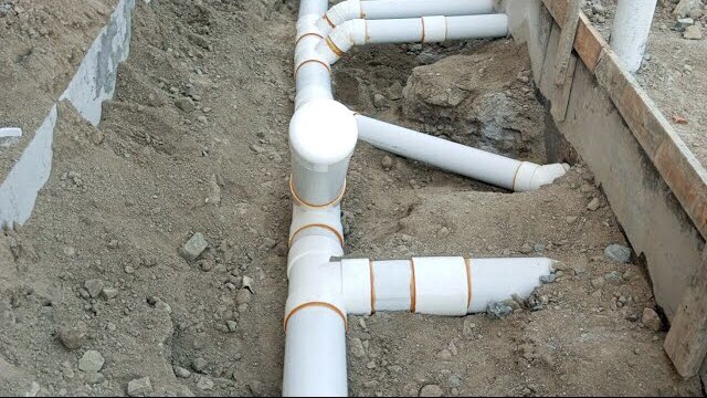 مهم جداً تأجيل تمديد مواسير الصرف الصحي لين بعد ما ندفن الميدات بالكامل لأن أي تمديد قبل الدفن ممكن يعرّض المواسير للكسر أثناء دفن الأرضية أو دحل التربة بالتالي حرصنا على هالخطوة بيضمن سلامة الأعمال ويجنبنا مشاكل وإصلاحات لاحقة

#مقاولات 
#بيت_العمر 
#مشروع 
#بناء