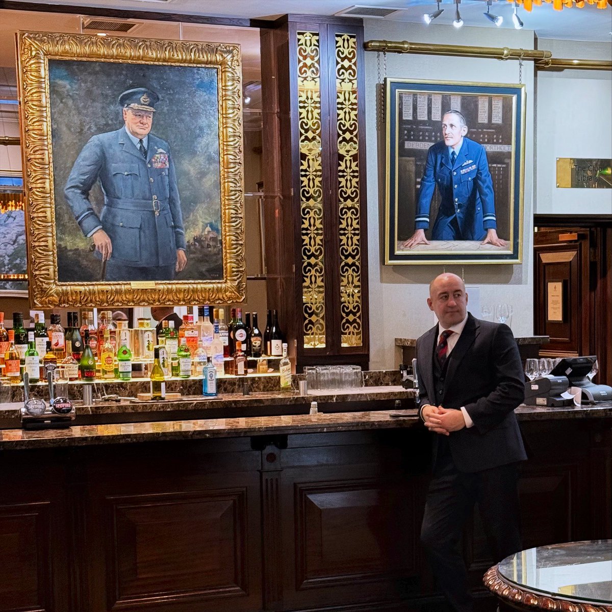Steve Gallant QGM (@stegallant) on Twitter photo With the man himself, in Churchill’s bar, at the Royal Air Force club, London.
#RememberanceSunday With the man himself, in Churchill’s bar, at the Royal Air Force club, London.
#RememberanceSunday