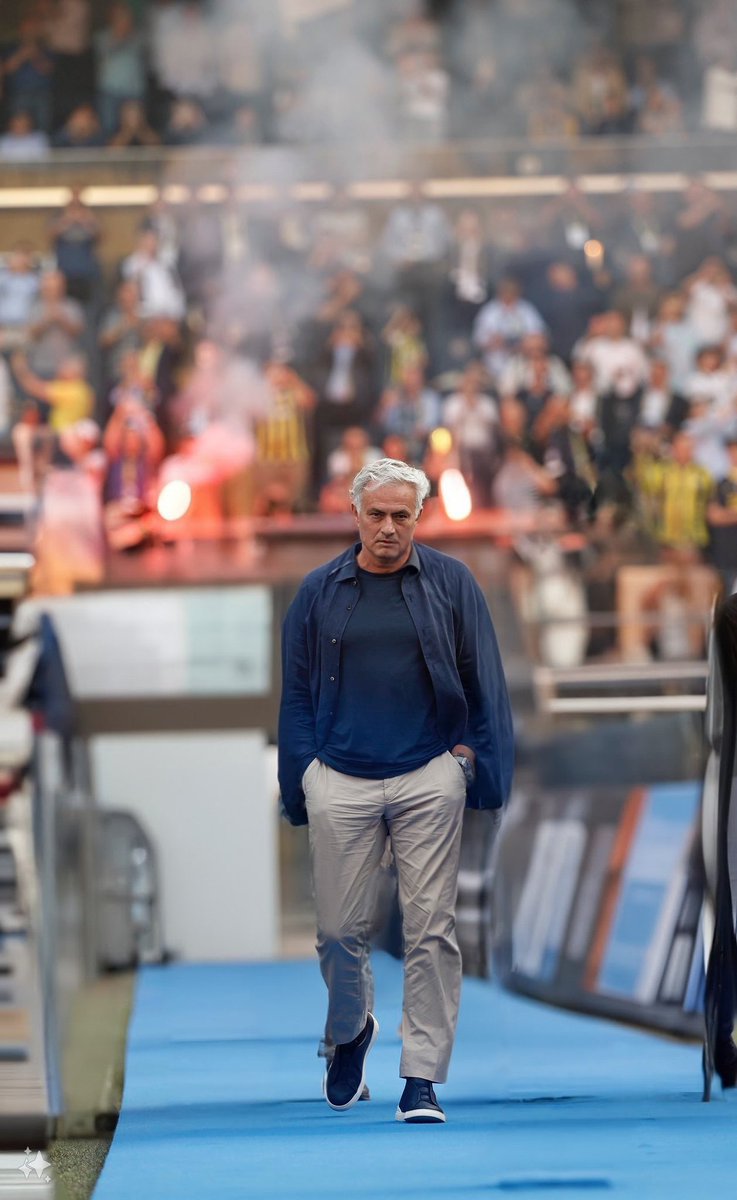Olay yerine ilk katil gelirmiş . 

Kral taşı doğru yere atmış . Başarılı olur yada olmaz ama söylediklerinin tek kelimesi tartışılmaz . Sonuna kadar arkandayız #JoseMourinho