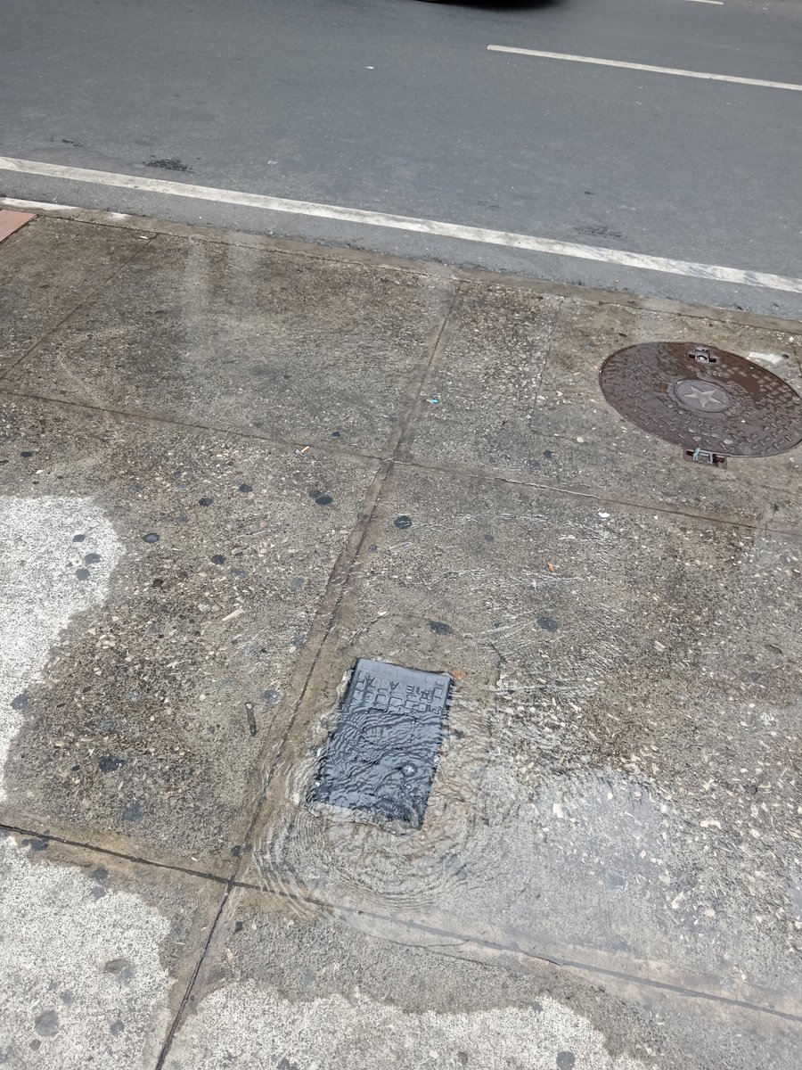 GKoello's tweet photo. Desperdicio de agua en CHILE Y LUQUE centro de Guayaquil @interagua @alcaldiagye @eluniversocom https://t.co/avzhEjOPH3