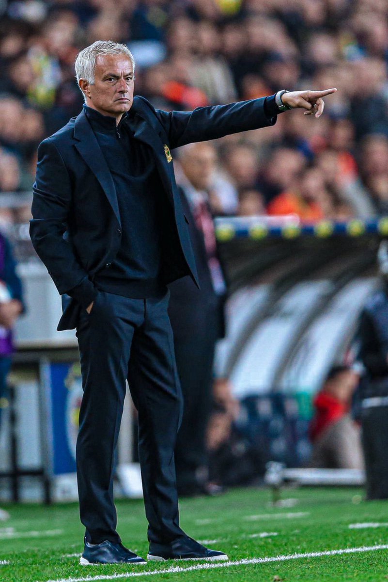 Teknik direktörü, futbolcusu, eski futbolcusu, eski hakemi, spor yorumcusu hepsi bir olmuş Mourinho’ya saldırıyor.

Seninleyiz.

#WeBelieveYouMourinho