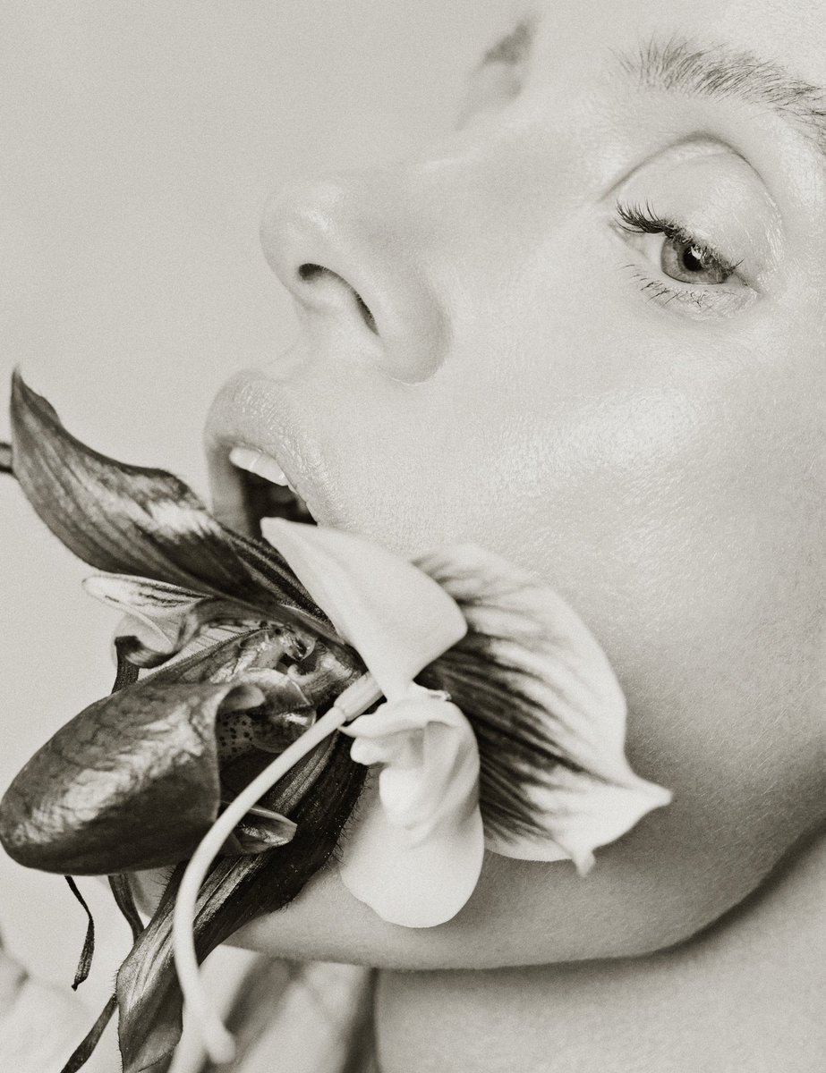 jes_chastain's tweet image. Pins &amp;amp; orchids 🖤✨