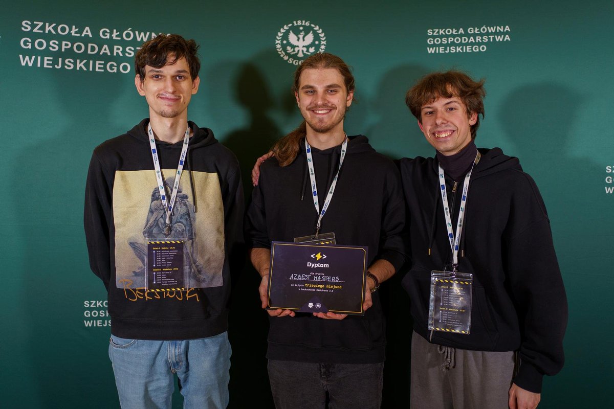 WatWcy's tweet photo. W dniach 26-27.10.2024 na #SGGW odbył się hackathon #HackArena 2.0!🏆Zadaniem było opracowanie bota, który uczestniczył w grze #MonoTanks. Drużyna Azbestmasters z Szymonem Rosowskim (KZC) i studentów SGGW zajęła 3. miejsce!🥉Gratulacje!👏#hackathon #AI #programowanie
Fot. Koło Naukowe init SGGW