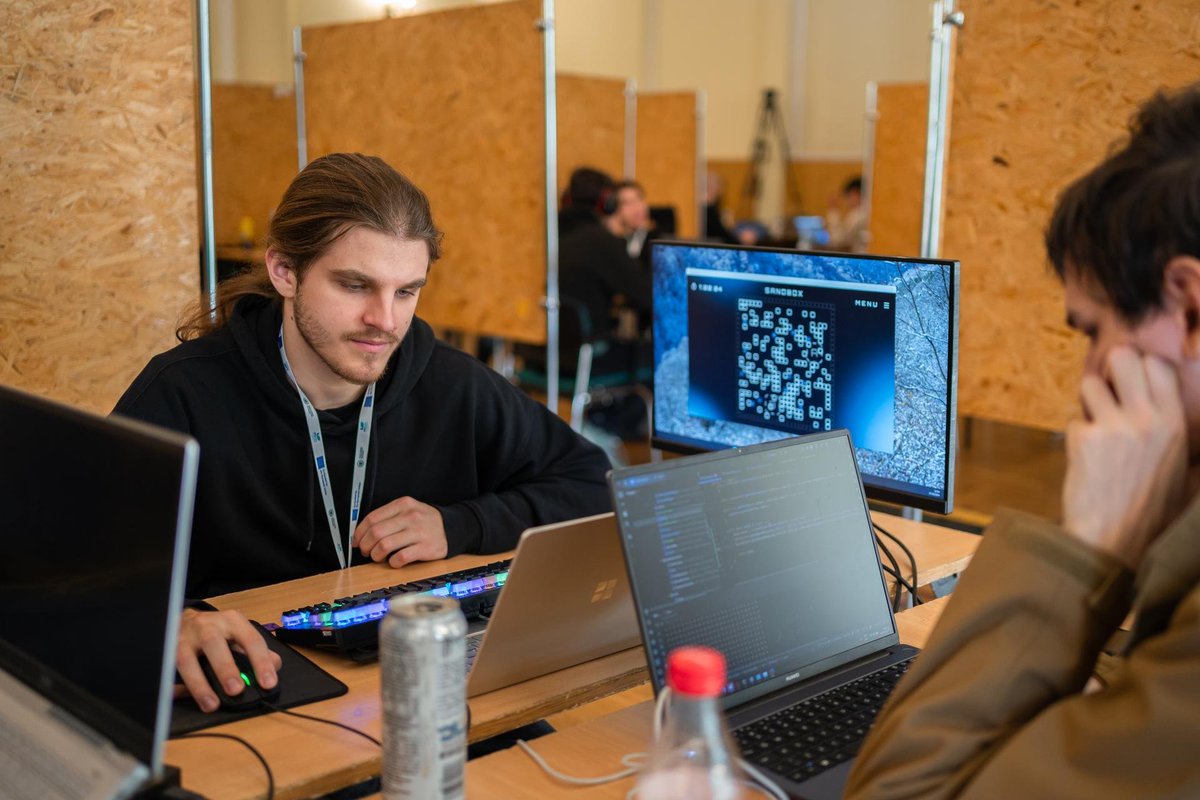 WatWcy's tweet photo. W dniach 26-27.10.2024 na #SGGW odbył się hackathon #HackArena 2.0!🏆Zadaniem było opracowanie bota, który uczestniczył w grze #MonoTanks. Drużyna Azbestmasters z Szymonem Rosowskim (KZC) i studentów SGGW zajęła 3. miejsce!🥉Gratulacje!👏#hackathon #AI #programowanie
Fot. Koło Naukowe init SGGW