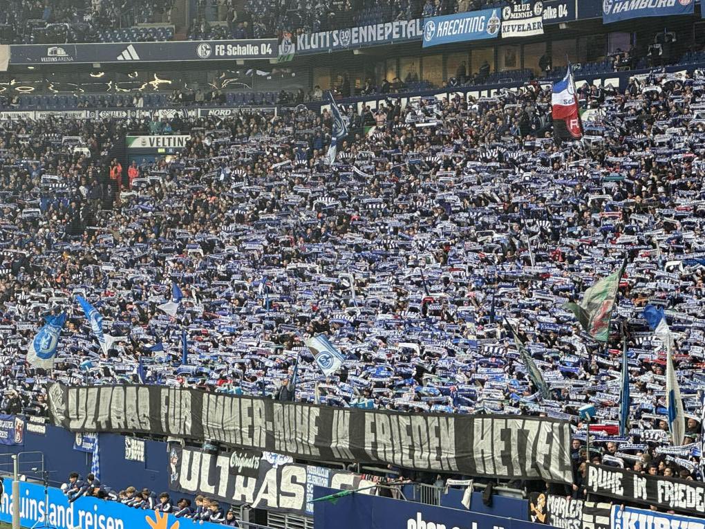 KostInnen's tweet photo. #plötzlichundunerwartet (728) ⚽️
Thread 🧵
Der Club trauert
Stefan Hetzel (†41) ist am 09.11. 2024 überraschend und viel zu früh verstorben. Seit vielen Jahren war „Hetzel“ eine Konstante in der Nordkurve und vielen Fans seit 15 Jahren als Vorsänger in Block 11 bekannt. Noch beim „Pokal-Heimspiel“ bei der TSG Hoffenheim konnte Stefan stolz seinen Sohn erstmals auswärts mit zum Club nehmen.
Noch beim „Pokal-Heimspiel“ bei der TSG Hoffenheim konnte Stefan stolz seinen Sohn erstmals auswärts mit zum Club nehmen.
In der Nordkurve Gelsenkirchen gedachten die Ultras Gelsenkirchen, die eine enge Freundschaft mit den Ultras Nürnberg pflegen, an „Hetzel“. „Ultras für immer – Ruhe in Frieden Hetzel!“, stand beim Heimspiel gegen den SSV Jahn Regensburg am Sonntagmittag vor der Nordkurve Gelsenkirchen geschrieben.
https://t.co/KMN1civKlf