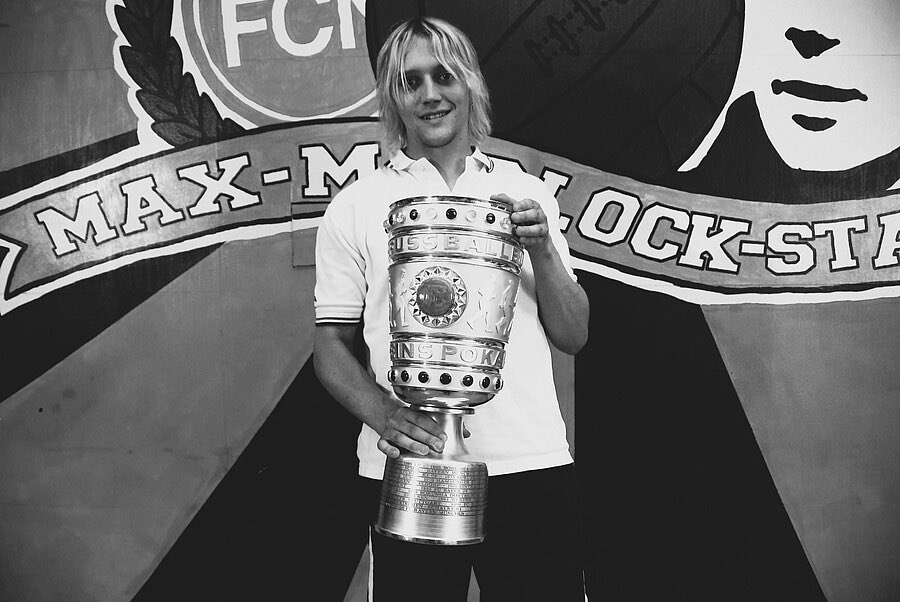 KostInnen's tweet photo. #plötzlichundunerwartet (728) ⚽️
Thread 🧵
Der Club trauert
Stefan Hetzel (†41) ist am 09.11. 2024 überraschend und viel zu früh verstorben. Seit vielen Jahren war „Hetzel“ eine Konstante in der Nordkurve und vielen Fans seit 15 Jahren als Vorsänger in Block 11 bekannt. Noch beim „Pokal-Heimspiel“ bei der TSG Hoffenheim konnte Stefan stolz seinen Sohn erstmals auswärts mit zum Club nehmen.
Noch beim „Pokal-Heimspiel“ bei der TSG Hoffenheim konnte Stefan stolz seinen Sohn erstmals auswärts mit zum Club nehmen.
In der Nordkurve Gelsenkirchen gedachten die Ultras Gelsenkirchen, die eine enge Freundschaft mit den Ultras Nürnberg pflegen, an „Hetzel“. „Ultras für immer – Ruhe in Frieden Hetzel!“, stand beim Heimspiel gegen den SSV Jahn Regensburg am Sonntagmittag vor der Nordkurve Gelsenkirchen geschrieben.
https://t.co/KMN1civKlf