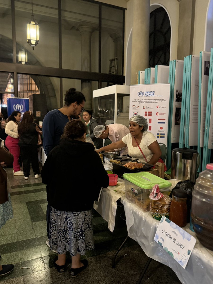 astrosorio's tweet photo. Gracias al Palacio Nacional por abrir sus puertas a personas refugiadas. Ayer, en la Noche de Leyendas, compartimos con cientos de visitantes el trabajo de @ACNURGuate. Al finalizar, los asistentes apoyaron a personas refugiadas en sus diversos emprendimientos. Esto es: inclusión https://t.co/kaknnEiXMO