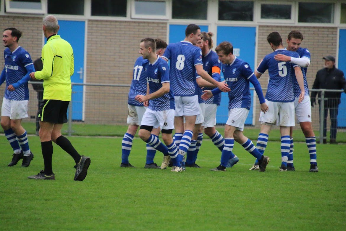 jnijgh's tweet photo. Het is hard knokken voor de puntjes, maar dat is wat we met elkaar ook doen. Steeds meer eenheid en elke week een beetje beter! Heerlijke zaterdag was het @vvSJS 💪🏻💙 https://t.co/CbVJzYdmI2