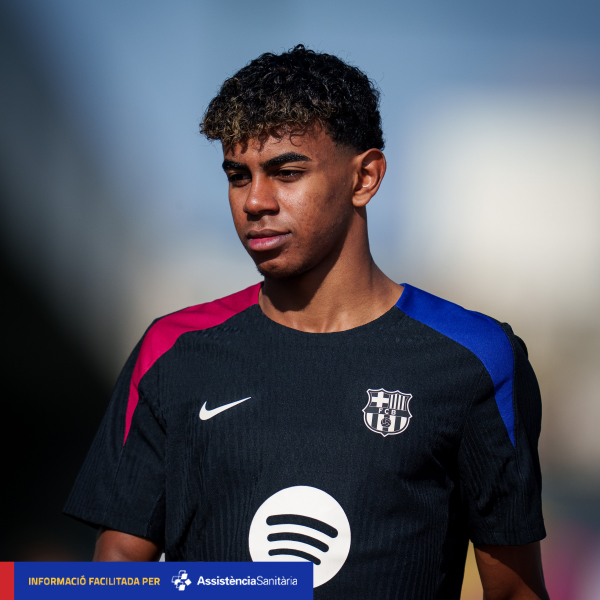 FCBarcelona_cat's tweet photo. 𝐂𝐨𝐦𝐮𝐧𝐢𝐜𝐚𝐭 𝐦𝐞̀𝐝𝐢𝐜

El jugador del primer equip Lamine Yamal va rebre una forta contusió al turmell dret durant el partit del passat dimecres davant l’Estrella Roja. Durant els últims dies ha seguit tractament però les molèsties persisteixen. El jugador és baixa i la seva progressió en marcarà la disponibilitat.