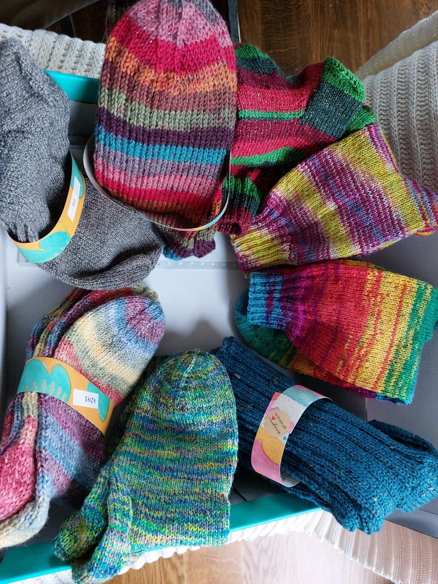 Dieses Jahr bin ich auch dabei beim virtuellen Weihnachtsmarkt der #nordstadtkatzen. Falls Ihr also mal nicht mit eiskalten Füßen unterm Weihnachtsbaum sitzen wollt oder noch ein spektakuläres Geschenk sucht, 👇.