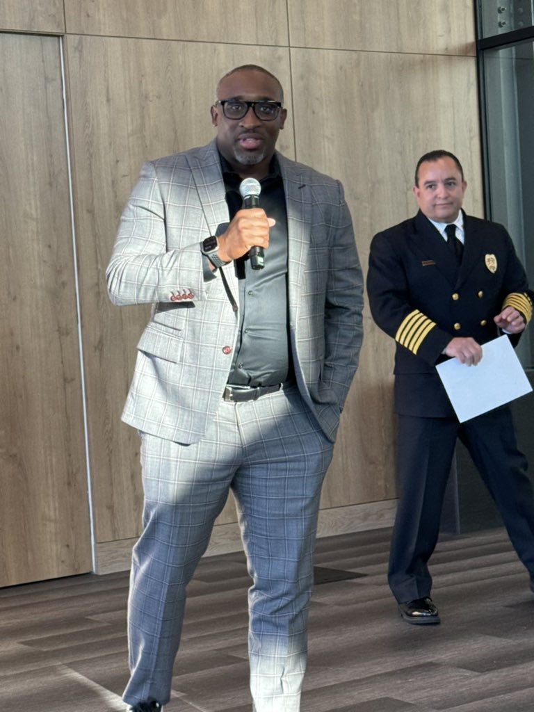 Mason4Mayor2019's tweet photo. Cedar Hill..… On November 15th we will be swearing in our new Fire Chief. Congratulations to Rafael Reyes https://t.co/DPDUC0zVRM