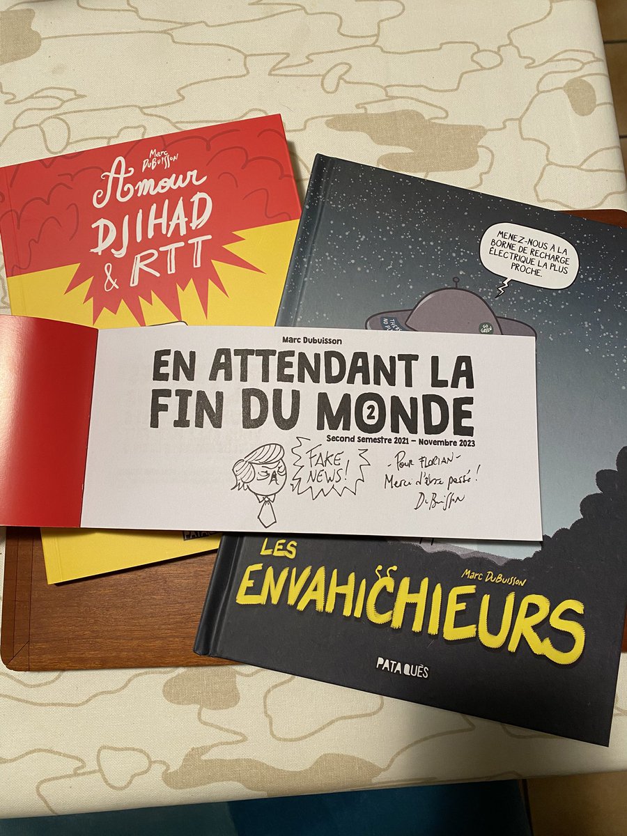 flopogo's tweet photo. Quand tu rencontres @unpied grâce à @timothyduquesne et @helenouuuuu et que tu repars avec 3 bandes dessinées et une dédicace. #unpied #marcdubuisson #avenirdespixels #phénix #colombelles #bandedessinnée #comicstrip https://t.co/lX04lfWj9c