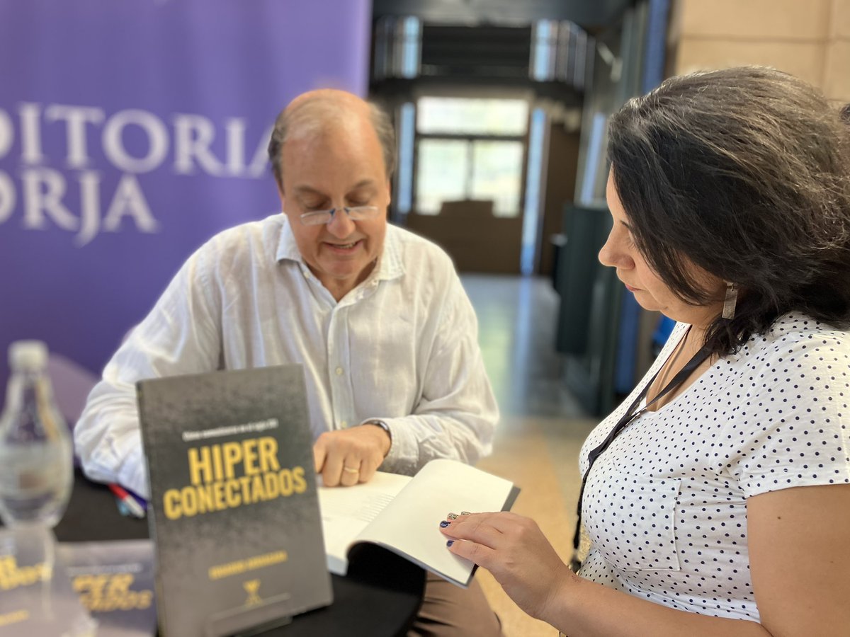 earriagada's tweet photo. El más motivado. Segundo año promoviendo #Hiperconectados en la Filsa gracias a @ForjaEd justo cuando se cumple un año del lanzamiento. Los espero para conversar de la hiperconectividad. https://t.co/jFML082INY