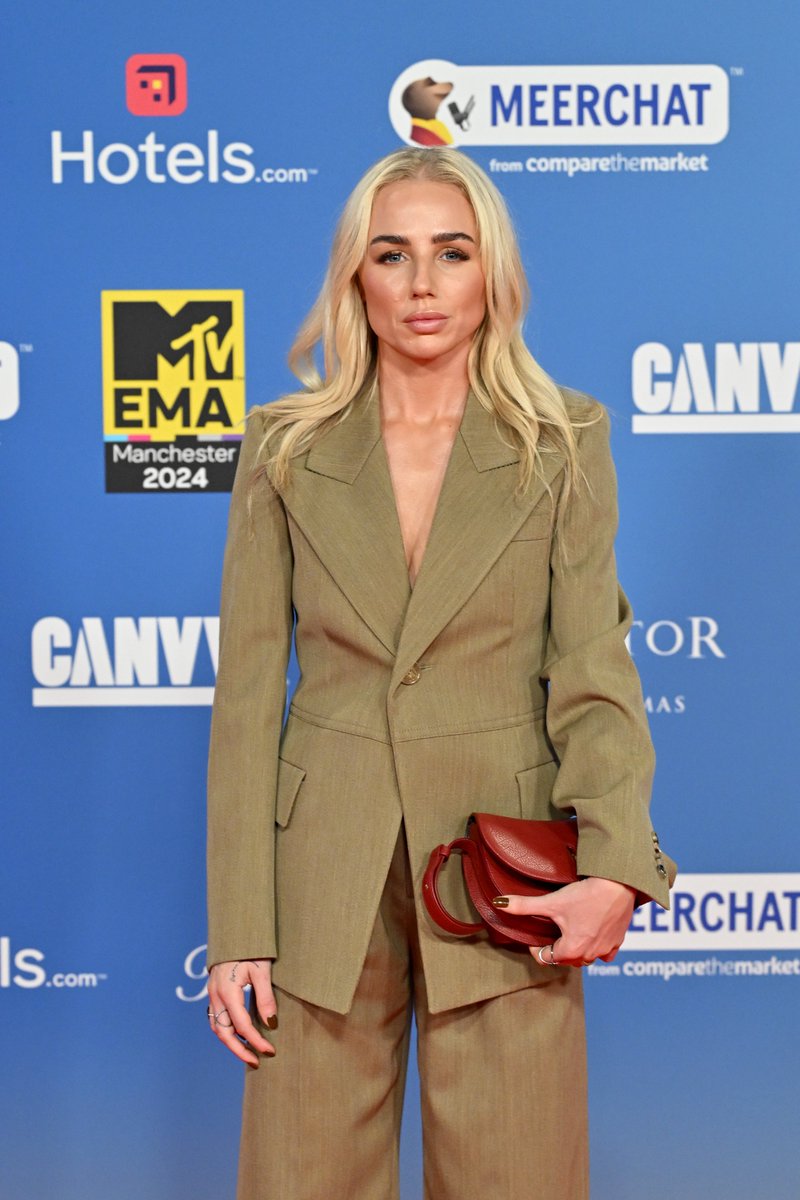 mtvema's tweet photo. One item to cross off my #MTVEMA bucket list? Running into all my favourite stars on the carpet!

🌟 @planetjedward 
🌟 @misscherrylala + @Mabel 
🌟 @AlexGreenwood 
🌟 @Saynow https://t.co/3w0uSrNiIm
