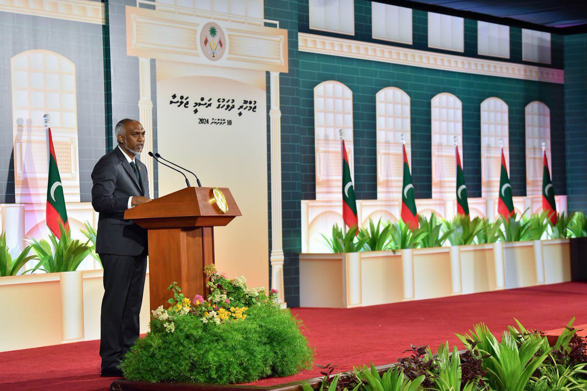 ވެރިކަމަކީ އެއްވެސް ހާލެއްގައި ލިބޭ މާބޮޑު މޮޅެއް ނޫން، އަދި ލިބޭ މުދާ ގަނޑެއްވެސް ނޫން. އެއީ ވަރަށް ބޮޑު ޒިންމާއެއް، އަދި މަސްއޫލިއްޔަތެއް. - ރައީސް ޑރ. މުހައްމަދު މުއިއްޒު -
⁦<a href="/MMuizzu/">Dr Mohamed Muizzu</a>
