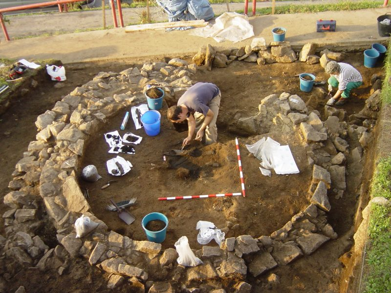 FCMart1n's tweet photo. Por outra banda, a ourivaría #castrexa, coma case todo o noso ouro prehistórico, coñécese na súa práctica totalidade por achados descontextualizados.

Máis excepcionais son as xoias que foron achadas en excavación arqueolóxica.

As máis delas, en niveis #romanos dos castros…➡️ https://t.co/EAM1GsIgKW