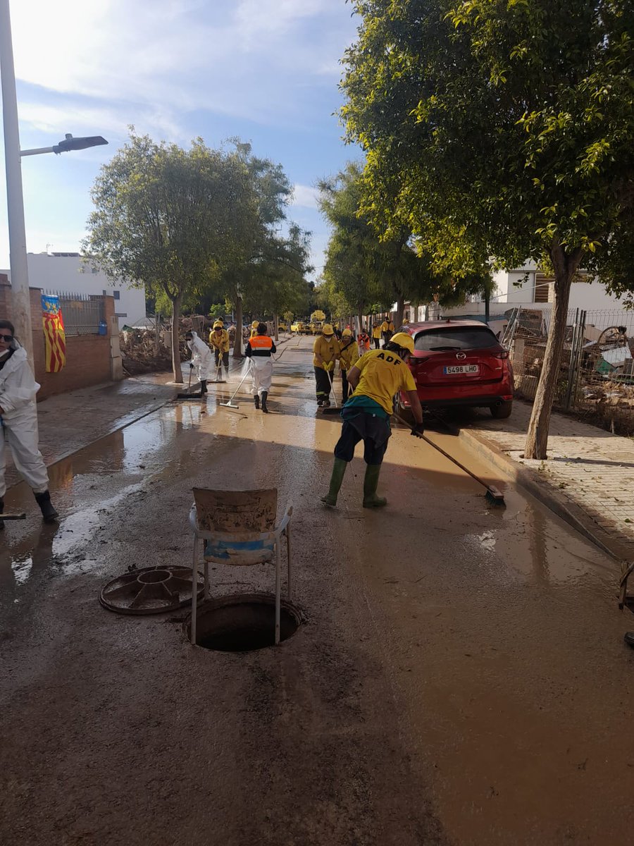 sfadfcat's tweet photo. La força del voluntariat ADF format i coordinat treballant fins a dia d'avui per pal·liar els efectes del #DANA a #Picanya, València:

🔸 +11.300 hores de feina
🔸 +125 vehicles
🔸 27 bombes d’aigua
🔸 5 màquines pesades
🔸 8 camions
🔸 +400 voluntaris ADF

Aquesta propera setmana seguim! 🌧️💪 

#Solidaritat #somADF #somterritori