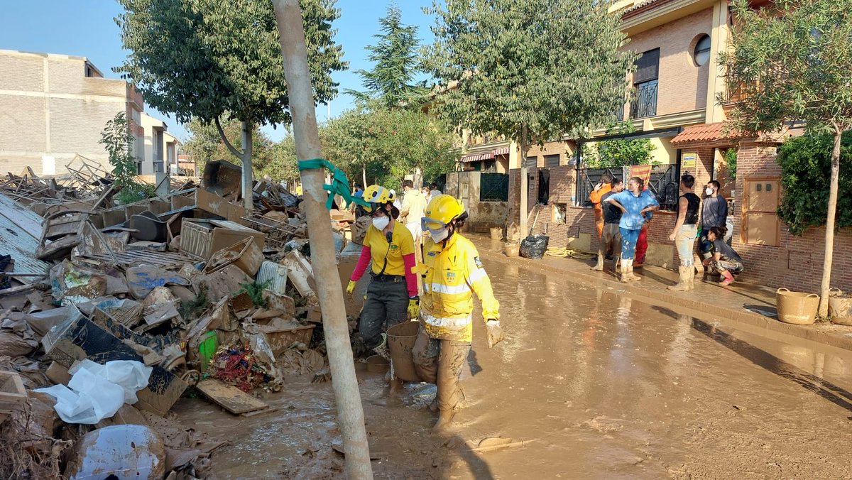 sfadfcat's tweet photo. La força del voluntariat ADF format i coordinat treballant fins a dia d'avui per pal·liar els efectes del #DANA a #Picanya, València:

🔸 +11.300 hores de feina
🔸 +125 vehicles
🔸 27 bombes d’aigua
🔸 5 màquines pesades
🔸 8 camions
🔸 +400 voluntaris ADF

Aquesta propera setmana seguim! 🌧️💪 

#Solidaritat #somADF #somterritori
