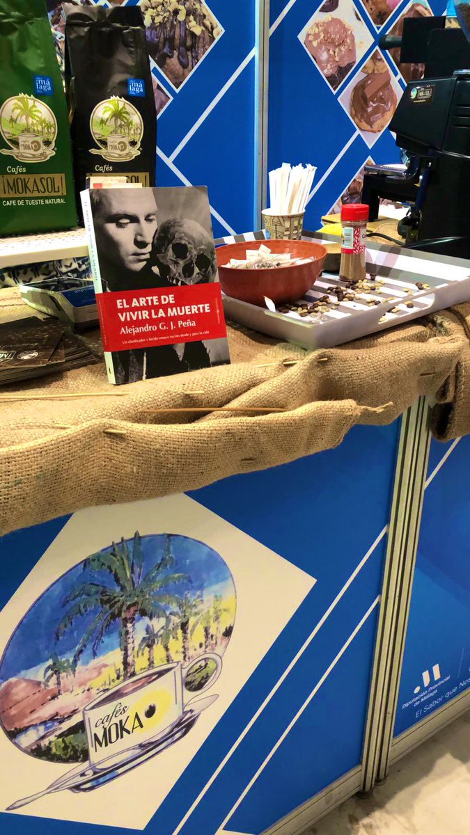 Bueno, bueno, bueno. ¡Me encanta esta fotografía que me envían desde la Feria Internacional del Chocolate en Alhaurín De la Torre! Al parecer, Cafés Mokasol —excelentes cafeteros malagueños— también promociona alimento para la mente y el corazón. ¡Gracias!👏🏻