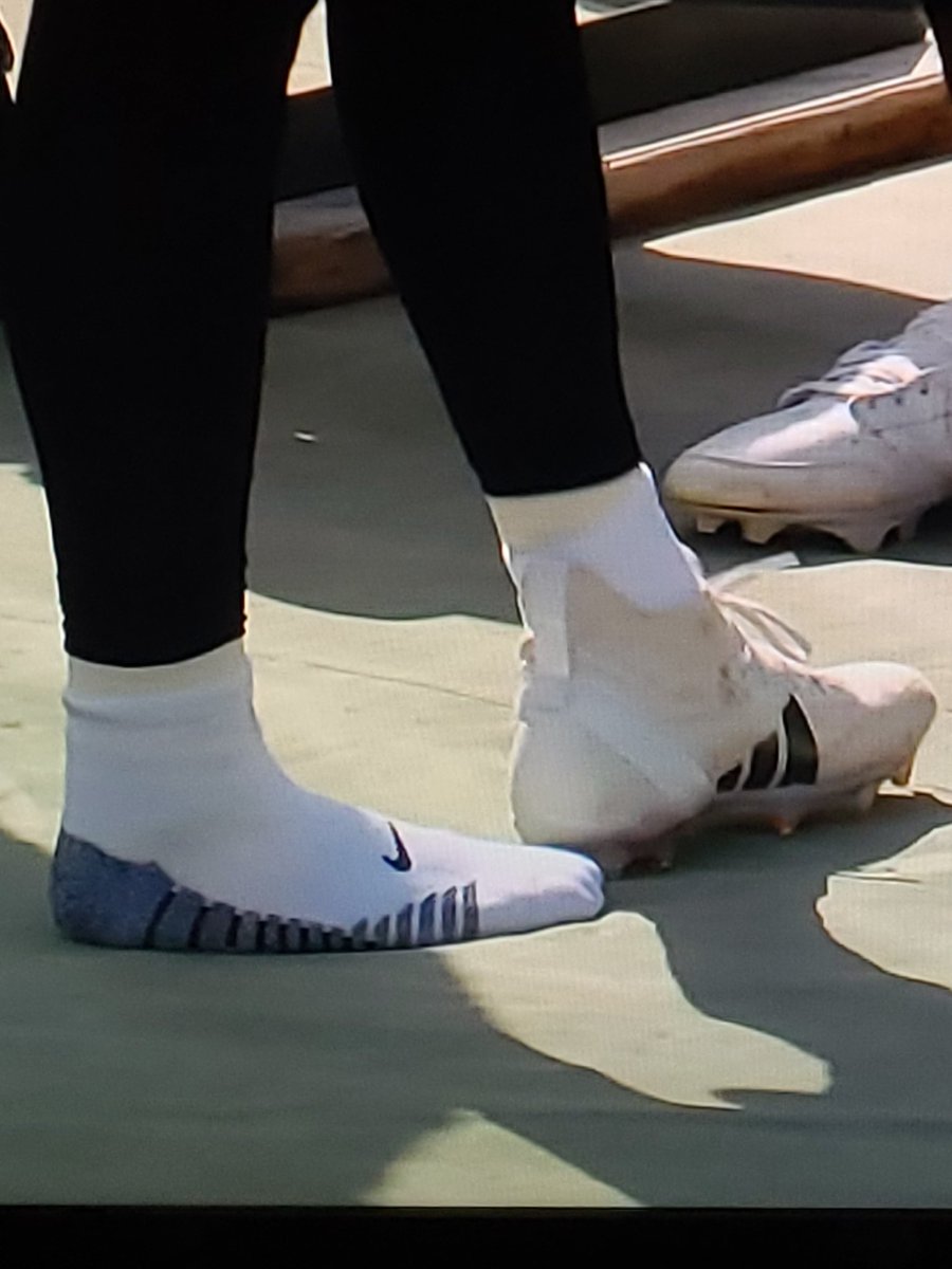 jayfigz81's tweet photo. Ooooooo Baker had @Nike socks on. @adidas not gonna like that 😆 #NFL    #nike #adidasfootball https://t.co/byUYNZdgp7
