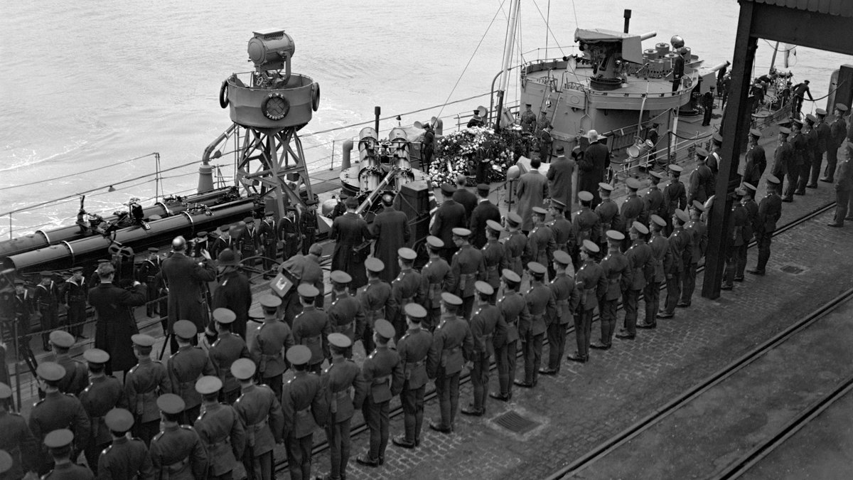 JohnNicholRAF's tweet photo. 7/#TheUnknownWarrior arrives at Dover then placed in the 'Edith Cavell' carriage @KandESRailway for the journey to London. Tonight at 3032, @TheWFA will commemorate his arrival at Victoria where he rested before the final stage of his journey on the 11th. https://t.co/KorpWf3wuv