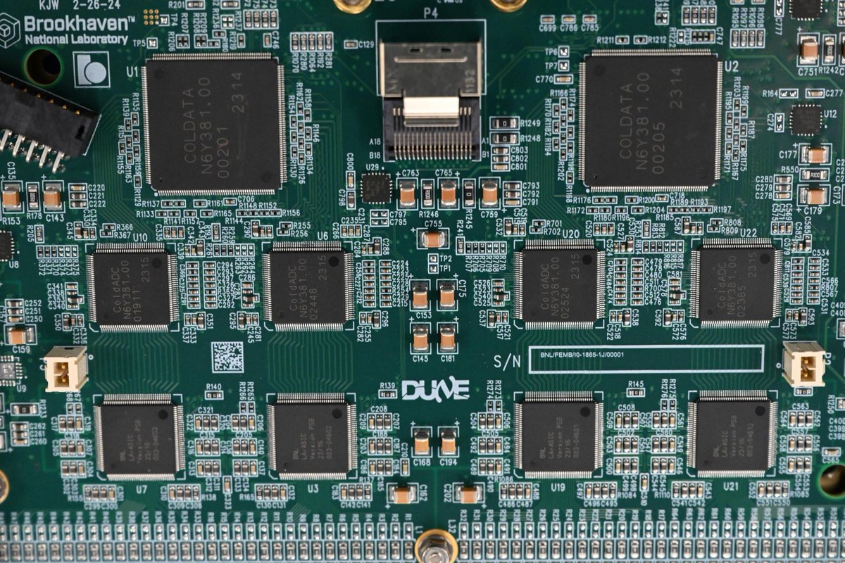 BrookhavenLab's tweet image. Cool tech 🧊 for deep discoveries👷⚛️ 

We developed specialized “cold #microelectronics” that can operate inside liquid argon kept at -300 degrees F.

This frigid liquid argon will help @DUNEScience detect neutrinos, ghostlike particles that seldom interact with any matter.