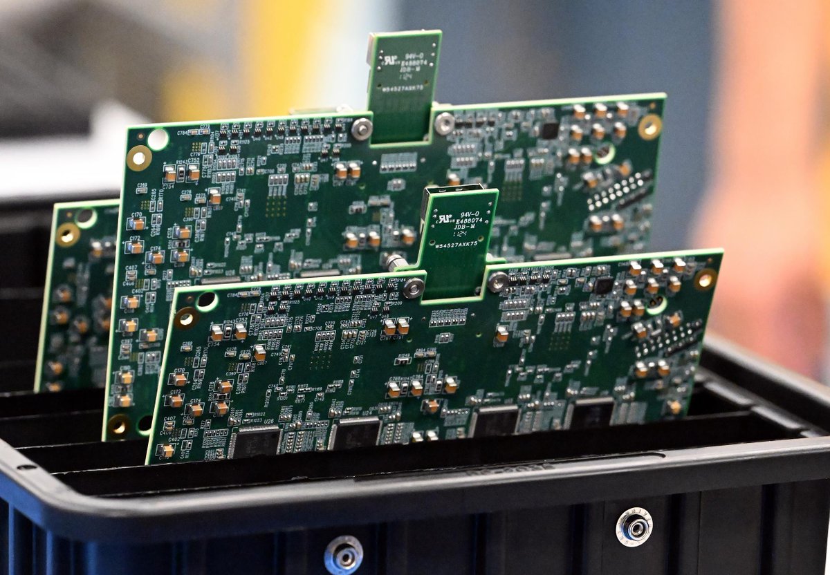 BrookhavenLab's tweet image. Cool tech 🧊 for deep discoveries👷⚛️ 

We developed specialized “cold #microelectronics” that can operate inside liquid argon kept at -300 degrees F.

This frigid liquid argon will help @DUNEScience detect neutrinos, ghostlike particles that seldom interact with any matter.