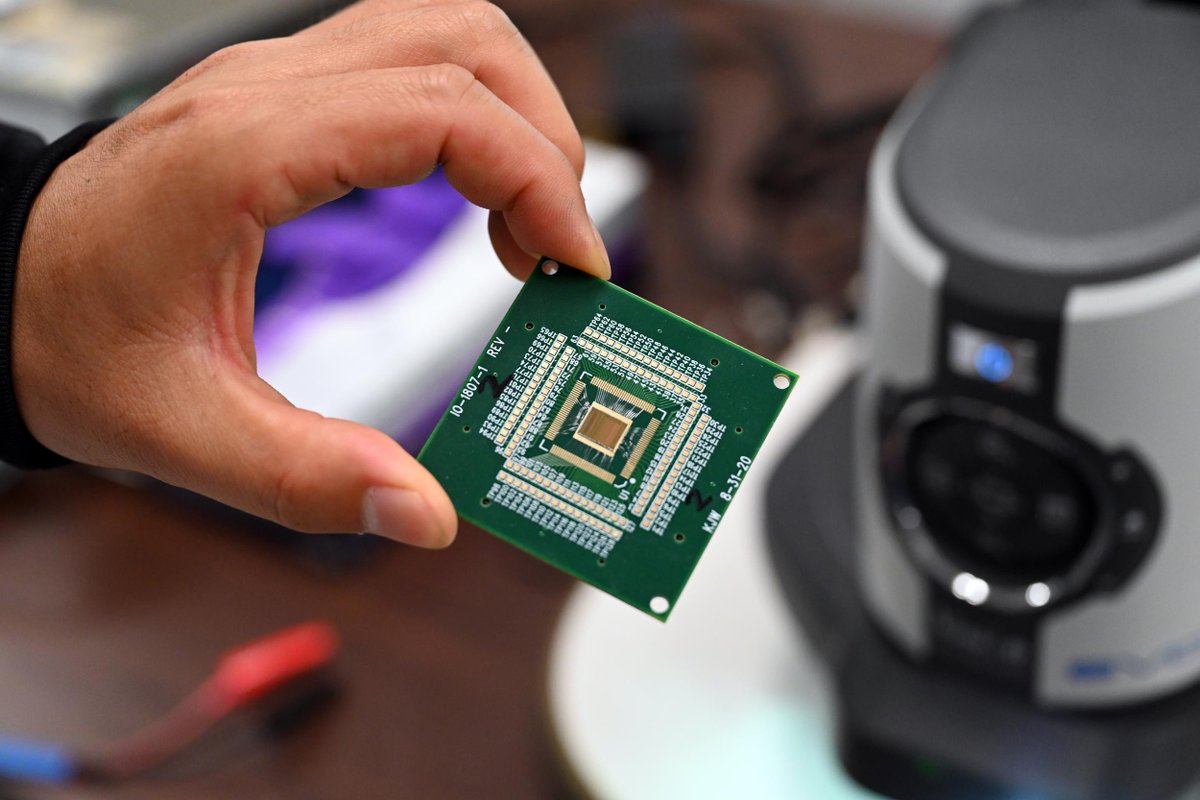 BrookhavenLab's tweet image. Cool tech 🧊 for deep discoveries👷⚛️ 

We developed specialized “cold #microelectronics” that can operate inside liquid argon kept at -300 degrees F.

This frigid liquid argon will help @DUNEScience detect neutrinos, ghostlike particles that seldom interact with any matter.