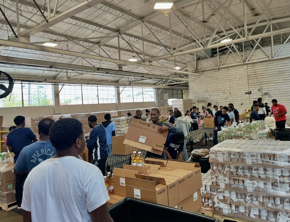 JBrooks02's tweet photo. #JSUCares: The Men of Excellence at Jackson State University took time to volunteer at the Mississippi Food Network, serving those in need. https://t.co/gdU4nK5urE