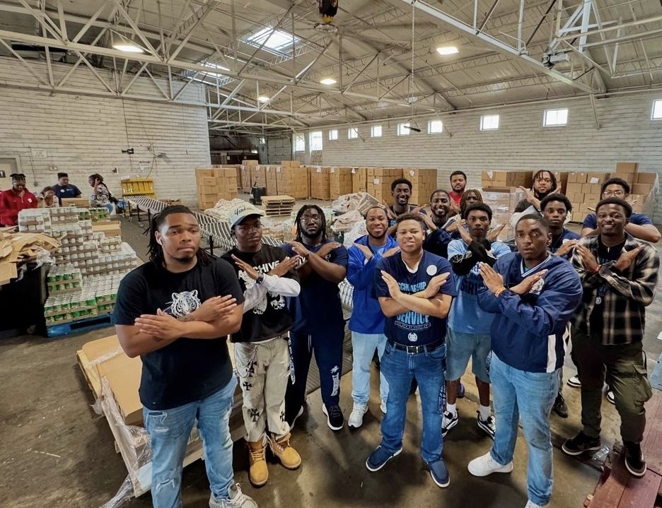 JBrooks02's tweet photo. #JSUCares: The Men of Excellence at Jackson State University took time to volunteer at the Mississippi Food Network, serving those in need. https://t.co/gdU4nK5urE