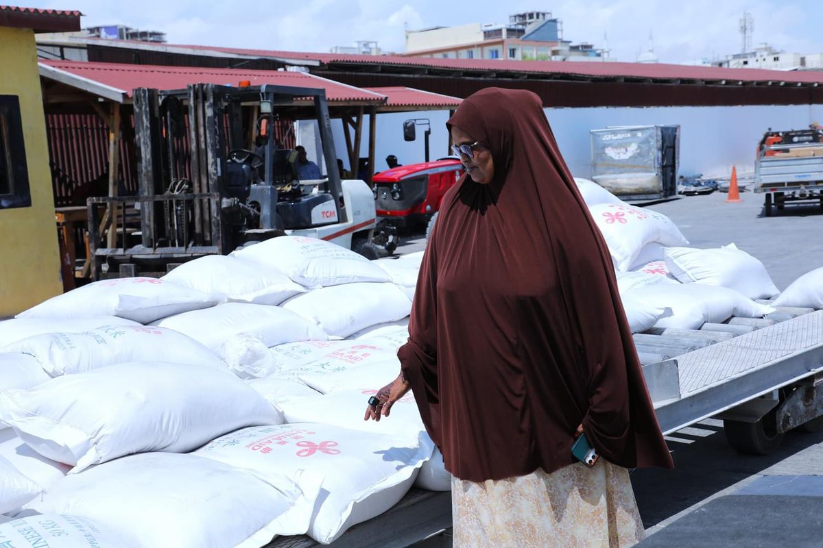 RadioMuqdisho's tweet photo. The National Disaster Management Agency @SoDMA_Somalia continues to ramp up its assistance program for vulnerable people and those in need by dispatching planes carrying essential aid supplies to #Hudur, #Dolow, and #Bardhere on Sunday. https://t.co/LhMBn5lbUs