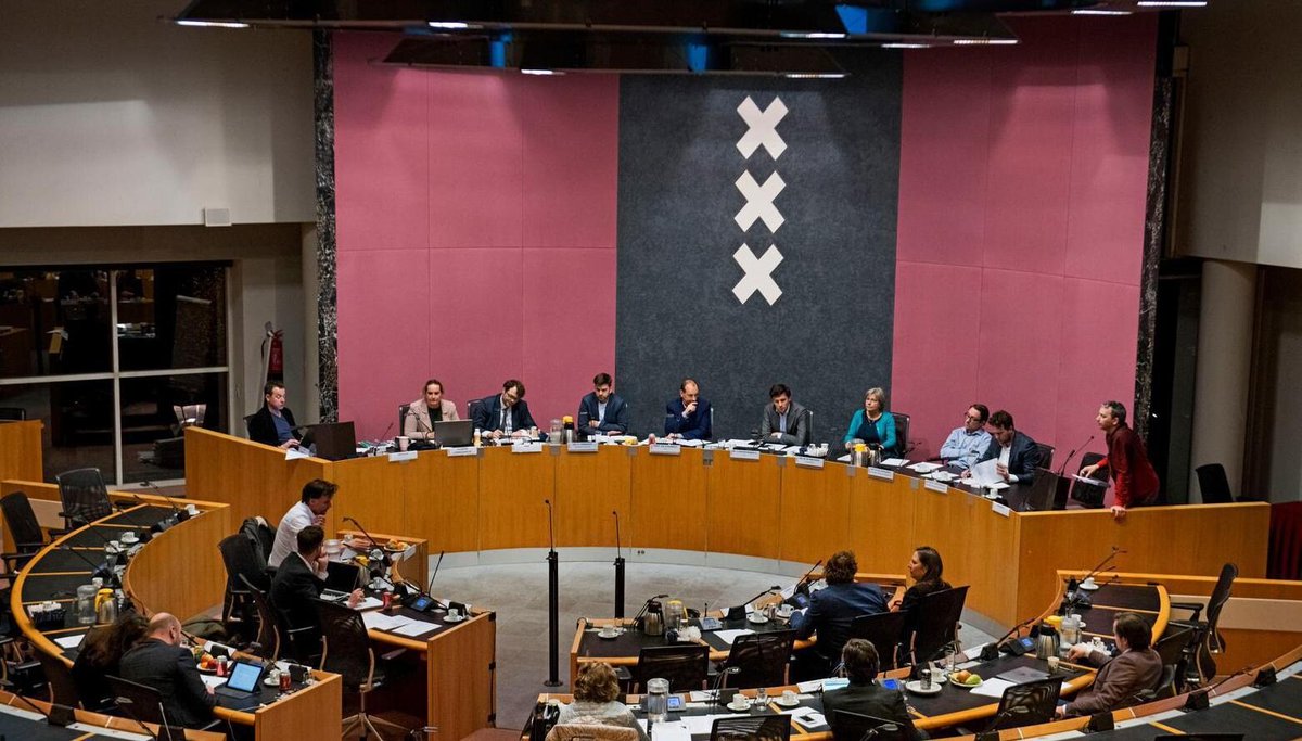 SanderSassen's tweet photo. Ambtelijk falen in Amsterdam?

Geloofwaardigheid is toch wel het minste wat je van een gemeente mag verwachten. Die geloofwaardigheid betekent ondermeer dat men gerechtelijke uitspraken respecteert en daarop, waar nodig, streng handhaaft. Gisteren vaardigde de rechter een demonstratieverbod uit voor de gemeente @AmsterdamNL. Geheel volgens verwachting stonden de eerste demonstranten vanochtend echter alweer op de Dam.

En niet alleen demonstranten, maar ook medewerkers van de gemeente Amsterdam zelf, @jazieanthony en @LWinnips maakten hun opwachting, getooid met de inmiddels standaard uitrusting voor anti-Israël demonstranten, een Palestijnse sjaal. Beide medewerkers deden trots verslag van hun aanwezigheid op de demonstratie via hun sociale media, dus ze stonden er zeker niet in het geniep.

Sterker nog ze gaven daarmee luid en duidelijk aan geen gehoor te willen geven aan de gerechtelijke uitspraak, een reden voor ontslag op staande voet wat mij betreft.

De politie greep op een gegeven moment in en heeft bussen vol met demonstranten afgevoerd, niet naar het politiebureau om proces verbaal op te maken, maar naar Geuzenveld. In Geuzenveld aangekomen werden de demonstranten verzocht de bussen te verlaten en konden ze ongehinderd hun weg vervolgen.

En dat laatste deden ze dan ook, niet veel later stonden dezelfde demonstranten die naar Geuzenveld waren afgevoerd alweer op het Spui te demonstreren, inclusief de eerder genoemde @jazieanthony. 

Als u nu binnensmonds vloekt en de gemeente Amsterdam allemaal verwensingen naar het hoofd slingert bent u niet de enige. Het is toch verdorie godgeklaagd dat men dit op deze manier aanpakt? Tijdens de Corona-crisis werden demonstranten met het grofste geweld, tot aan hersenletsel aan toe, verwijderd uit Amsterdam en deze demonstranten worden met alle egards behandeld?

Dat de gemeente Amsterdam hiermee alle geloofwaardigheid kwijt is mag duidelijk wezen, kennelijk legt een gerechtelijke uitspraak onvoldoende gewicht in de schaal om daadkrachtig op te treden tijdens een demonstratieverbod? Zelfs de eigen medewerkers hebben er duidelijk lak aan. Dat komt volledig voor rekening van de Amsterdamse driehoek, die hiermee laat zien niet in staat te zijn de orde te handhaven. Zorgelijk, zeker gezien de Jodenjacht eerder deze week en de vele gewelddadige pro-Hamas demonstraties van de afgelopen maanden.

De gemeente Amsterdam laat hiermee zien dat ze regie op straat volledig kwijt is, men is niet langer in staat orde te handhaven, we mogen hier feitelijk wel spreken van ambtelijk falen. Het is daarmee de hoogste tijd voor kamervragen wat mij betreft, want goed bestuur kan niet zonder goede handhaving, zeker niet gezien de spanningen in onze hoofdstad.

#amsterdam #demonstratie #demonstratieverbod #gemeente #jodenhaat #jodenjacht #antisemitisme #razzia #halsema