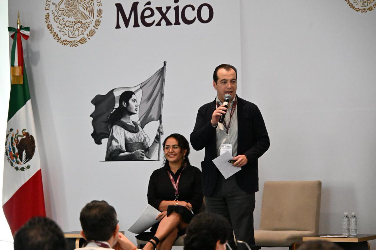 LuisRosendo_'s tweet image. En la plenaria de @SE_mx , Secretaría de Economía. Una enorme responsabilidad integrar al mejor equipo para trabajar por México. Y un gran privilegio trabajar en esta coyuntura histórica para @Claudiashein y @m_ebrard.