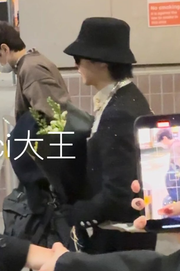 le entregaron un ramo de flores a renjun en el aeropuerto de londres 💐💛