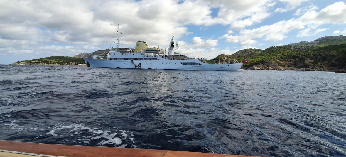 alexblakeuk's tweet photo. #BTS from filming ‘The Crown’. Aristotle Onassis spent $4m refurbishing the Christina ‘O’ in the late 1940s. Richard Burton, Elizabeth Taylor, Grace Kelly and Greta Garbo have all slept on board. Recently the ship featured in the Scandi-satire ‘Triangle of Sadness’. https://t.co/vZwN56NvKm