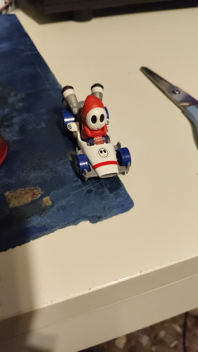 Blay93026416's tweet photo. Yo solo quiero jugar con mi hotwheels shy guy rojo https://t.co/LcFIfLa28T