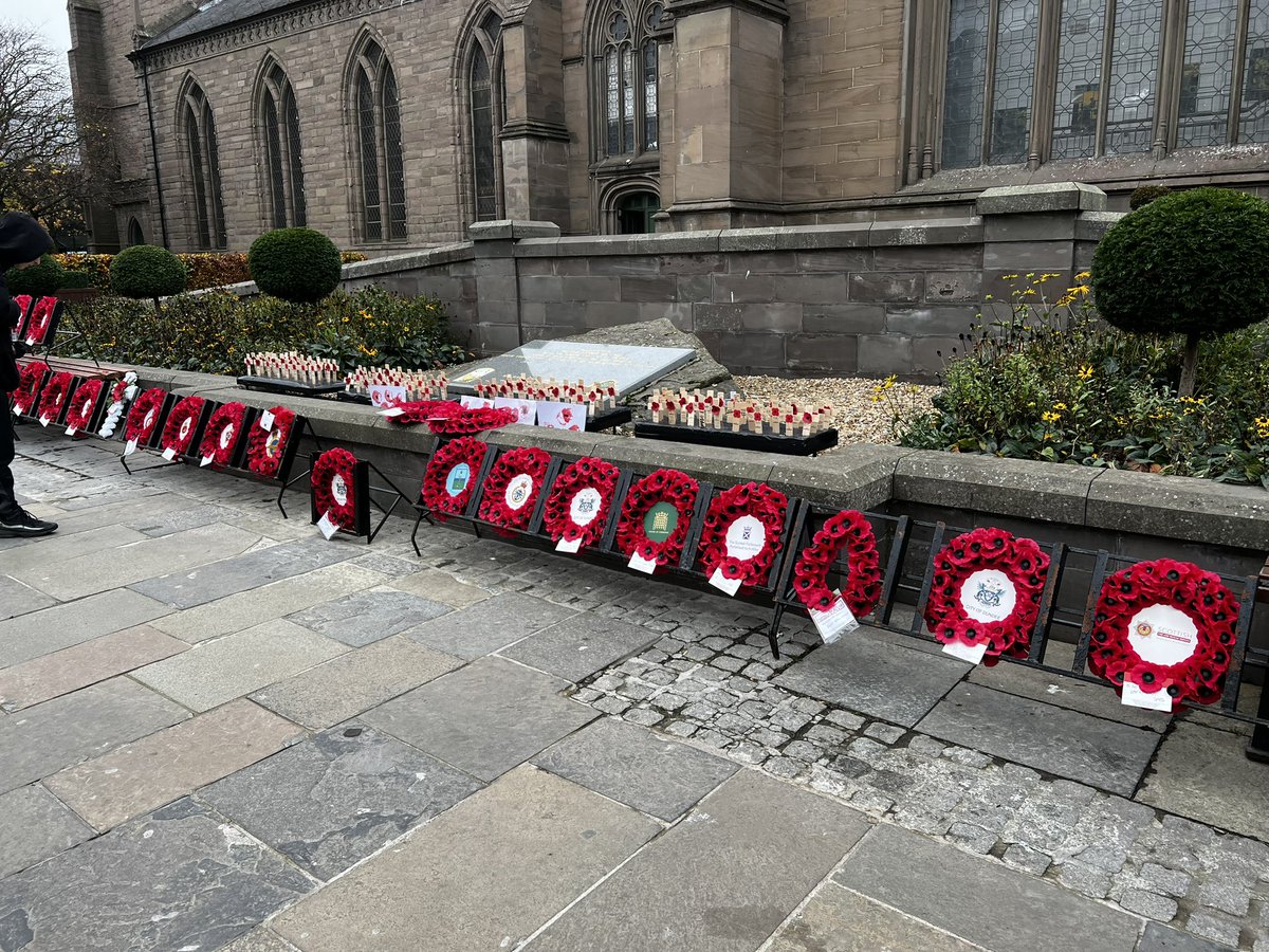👤This morning, the Chair of Dundee Youth Council <a href="/JackAndersonSYP/">Jack Anderson MSYP</a> laid a wreath outside Dundee Parish Church as part of the city’s remembrance event. 

🖊️ The card said ‘on behalf of children and young people, we will remember them’.