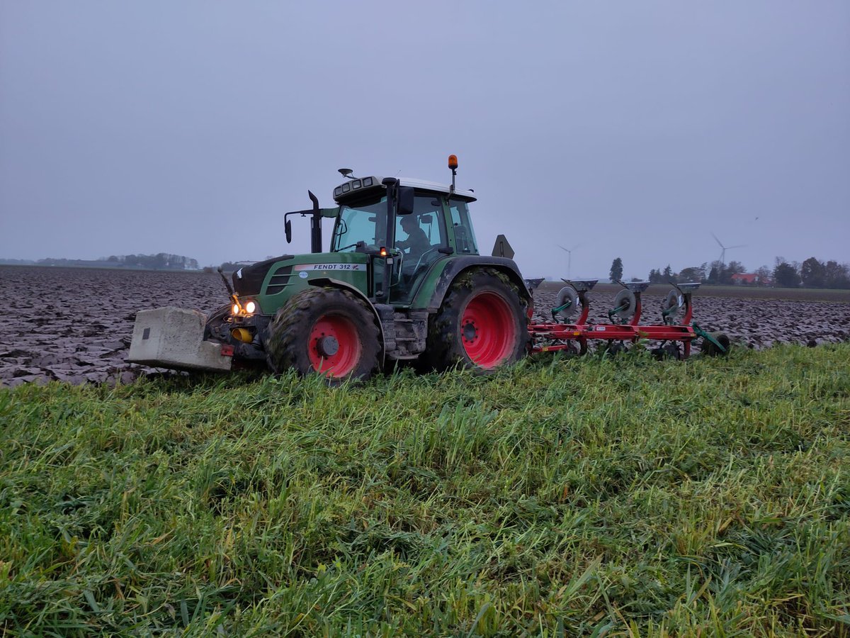 warmonderhofBD's tweet photo. Samen met studenten een boel meters gemaakt op onze akkerbouwpercelen. De omstandigheden lieten het toe en het weer lijkt te veranderen, dus gas er op en alles over dwars kunnen ploegen. Ons trouwe Fendtje heeft zich weer dapper door de zware klei gewerkt! #fendtastic #fendt312 https://t.co/zYokT7vKKU