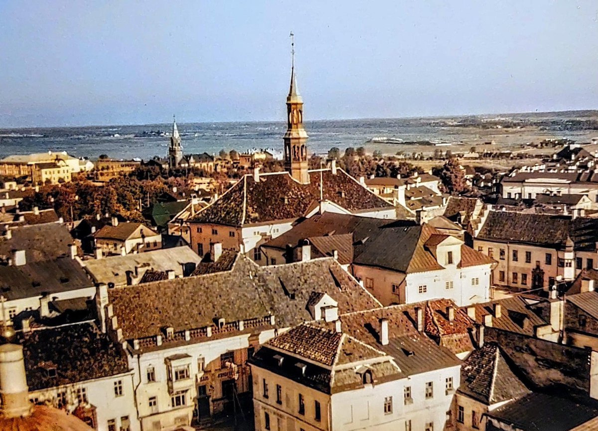 Our beautiful Baroque Narva 🇪🇪 with 46 churches before Red Army 🇷🇺 levelled it in 1944, deported locals to Siberia or internally displaced them (they actually didn’t have homes to return to), built the ugliest Soviet town and replaced locals with Rus immigrants.