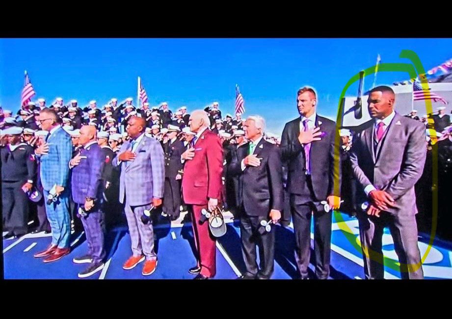 RealTurkeyhead's tweet photo. Not a good look for @michaelstrahan on Salute To Service and Veterans Day weekend. @NFLonFOX https://t.co/PtlWVkGc4a