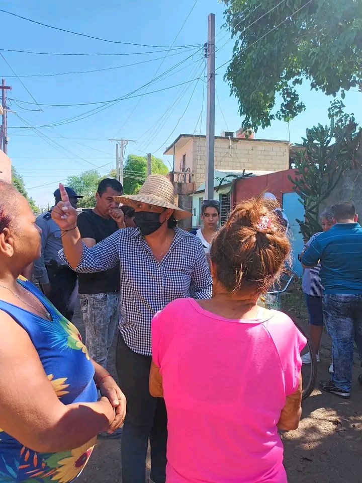 YudelkisOrtizB's tweet photo. Durante el recorrido de este domingo nos sorprendió el sismo que sacudió a la #ProvinciaGranma y aprovechamos para puntualizar con la población las medidas que en estos eventos debemos adoptar
Esta abuelita se aferró a mi cintura y yo a su corazón
¡Le dije todo va a estar bien! https://t.co/tVRArhbrDv