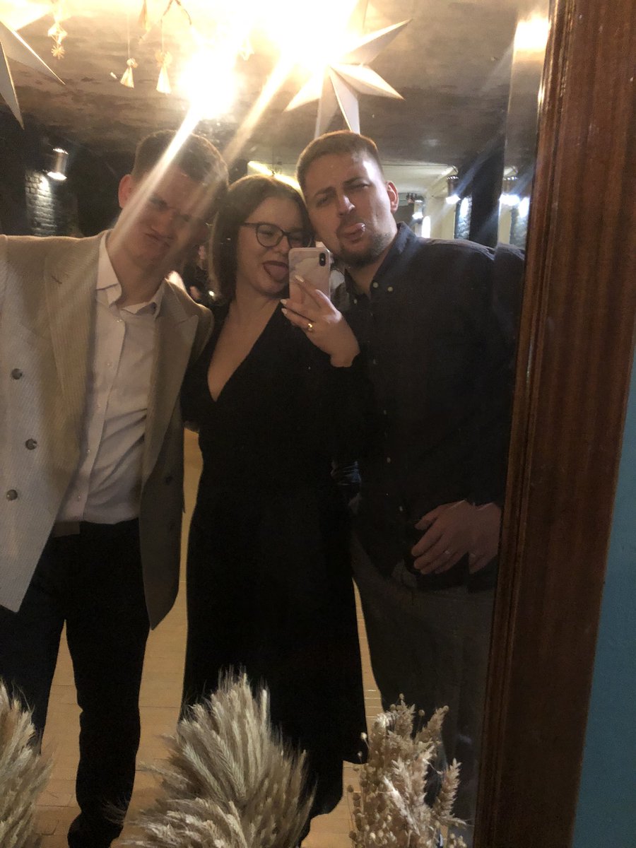 mpopovychka's tweet photo. Скачала наново твіттер знов аби показати вам це
Завжди смішить, коли кажуть, що дружби між чоловіками і жінками не існує
Видала вже обох заміж 🫡🥰
(Чи одружила, хз) https://t.co/BpvjIZAmpP