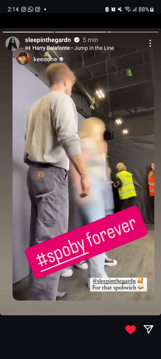 ventkiss's tweet photo. troian poniendo #spobyforever, ellos dos son mรกs fans del spoby que yo istg https://t.co/awQKlC4Tqz