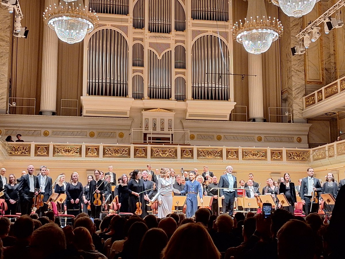 philippesutter4's tweet photo. Vibrante scène musicale berlinoise
#Konzerthausorchester :
R. Strauss "Der Bürger als Edelmann"
Mozart "Zauberflöte, aktuell, eine Konfrontation mit der Gegenwart".
#Bigband #DeutscheOper :
Jazz & Lyrics
75eme anniversaire des Amis des @BerlinPhil : E. Kats-Chernin Memorial Rag https://t.co/kKJyxvVCuE