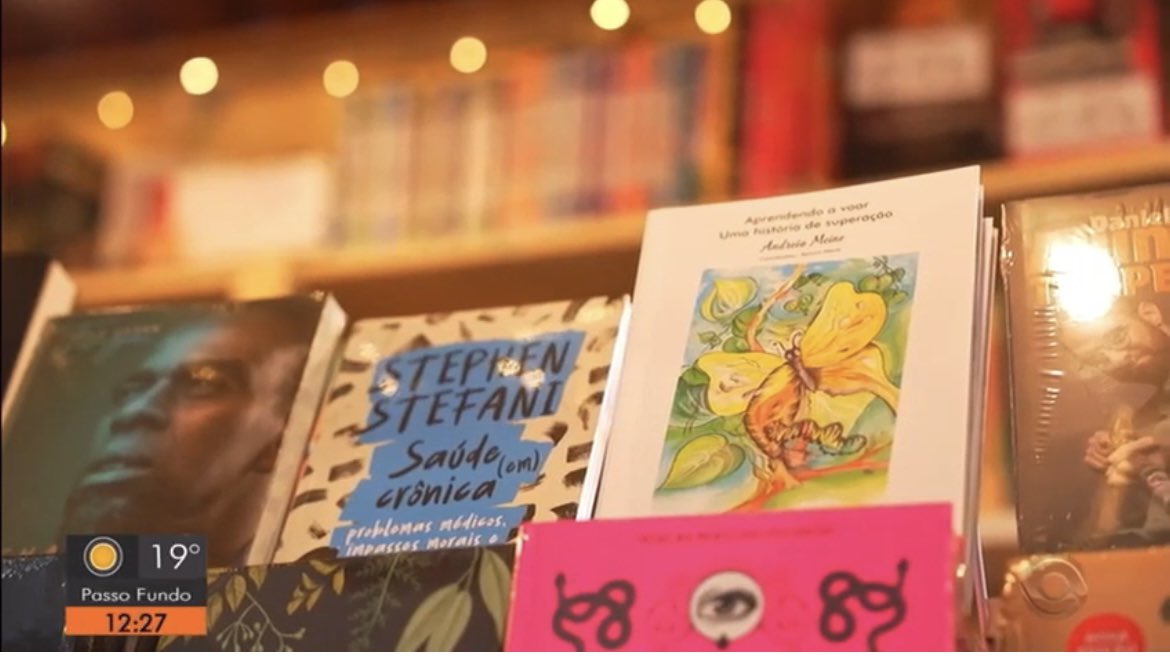 StephenStefani's tweet photo. Que bacana ver meu livro em matéria do @JornaldoAlmoco_ https://t.co/MNeciabmgn